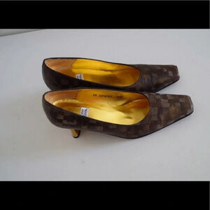 Timothy Hitsman pumps